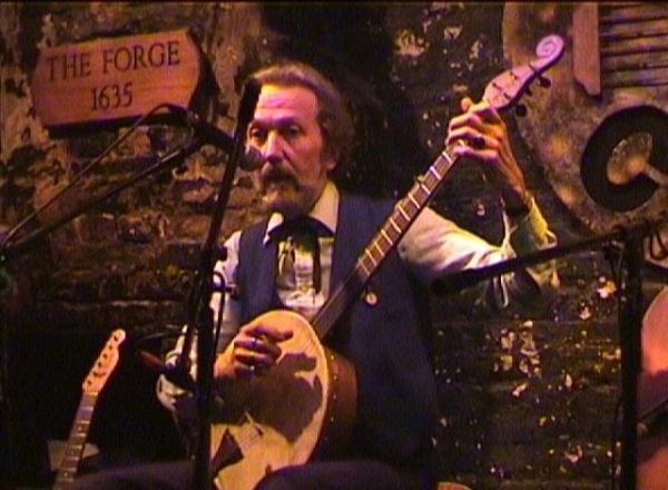 Pete Stanley with old banjo